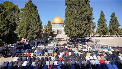  60 ألف فلسطيني يؤدون صلاة الجمعة في رحاب المسجد الأقصى