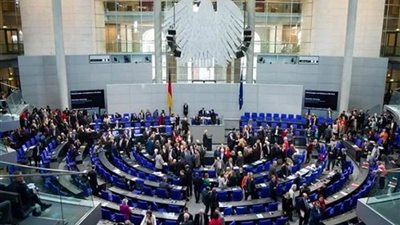 البرلمان الألماني يقر تسريع إجراءات اللجوء وتسهيل 