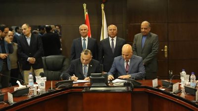 وزيرا النقل وقطاع الأعمال العام يشهدان عقد تصنيع وشراء 100 حافلة كهرباء 