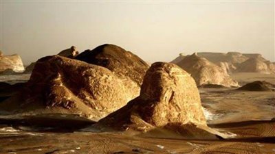 وادي العقبات..شبيه المريخ في الصحراء البيضاء وعمره ملايين السنين