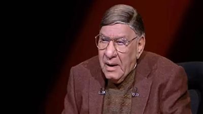 وداعًا مفيد فوزي.. أول حوار تليفزيوني يجريه أمام الشاشة مع الأديب الراحل نجيب محفوظ