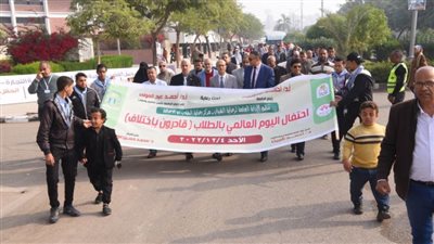 رئيس جامعة أسيوط يرفع شعار قادرون باختلاف فى مسيرة حاشدة