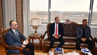 وزير الرياضة يلتقي اللاعب عزمي محيلبة بطل مصر في الرماية