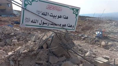 الاحتلال يهدم مسجدًا بالخليل واندلاع اشتباكات في مخيم 