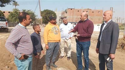 محافظ أسيوط بدء إلقاء التربة الزلطية لطريق طراد النيل بطول 4.25 كم بمركز القوصية تمهيدا لرصفه