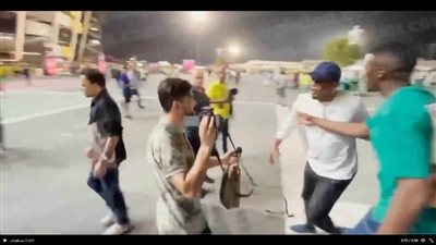 شاهد| اعتداء وحشي من صامويل إيتو على مشجع جزائري.. لهذا السبب