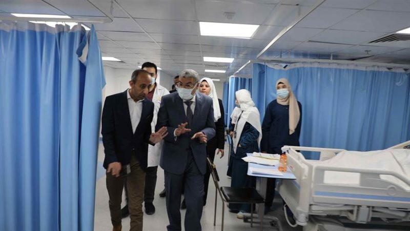 محافظ المنيا بمستشفى