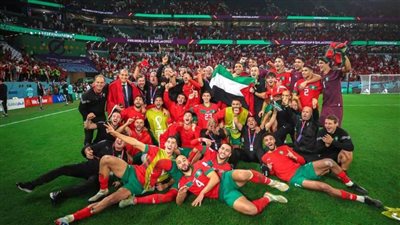 بعلم فلسطين.. أسود الأطلسي يحتفلون بالفوز على إسبانيا 