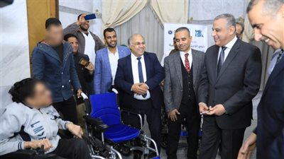 محافظ سوهاج يسلم عددًا من الأجهزة التعويضية لذوي الإعاقة