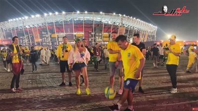 تحدي عدم لمس الكرة للأرض عجوز برازيلي يستعرض مهاراته بالكرة بعد مباراة البرازيل وكوريا في كأس العالم