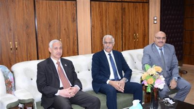 نائب رئيس جامعة أسيوط يستقبل رئيس الاتحاد المصري لكرة القدم