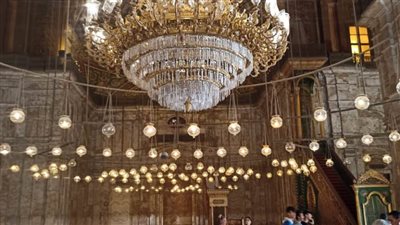 الانتهاء من ترميم النجفة الرئيسية لجامع محمد علي بالقلعة