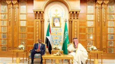 ولي العهد السعودي يلتقي رئيس مجلس السيادة السوداني 