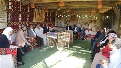 محافظ الوادي الجديد يبحث خطة تسليم محطات مياه الشرب والصرف الصحي بالخارجة والداخلة