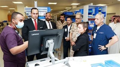 رئيس الرعاية الصحية يتفقد منشآت صحية بالبحرين 