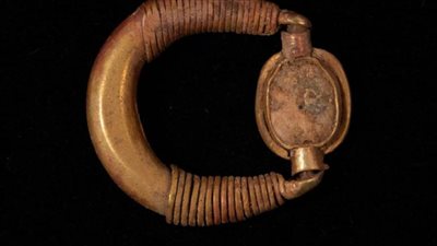 الكشف عن حلي ذهبية بتل العمارنة بالمنيا 