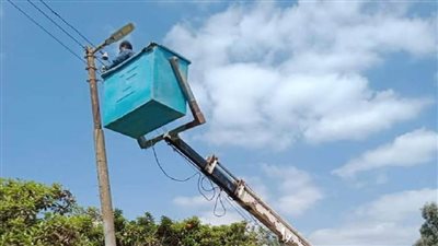 مواصلة أعمال الصيانة الدورية لأعمدة الإنارة العامة خلال الفترة المسائية بمركز ومدينة القنطرة شرق