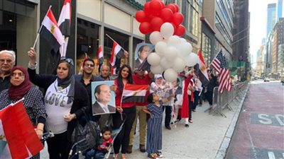 الجالية المصرية بالولايات المتحدة تنظم وقفة أمام مقر إقامة الرئيس السيسي بواشنطن للترحيب به