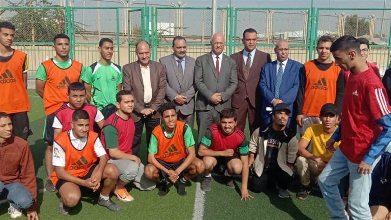 رئيس الجامعة وسط