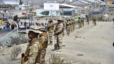 المتظاهرون يحتلون المطار في 