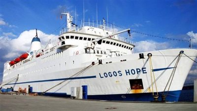 أكبر مكتبة عائمة ترسو في مرفأ بيروت