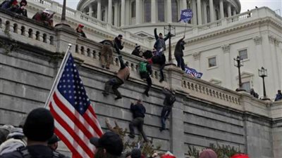 واشنطن: السجن 5 سنوات لأحد مقتحمي الكابيتول