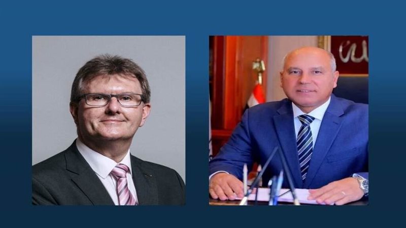 وزير النقل مع ممثل