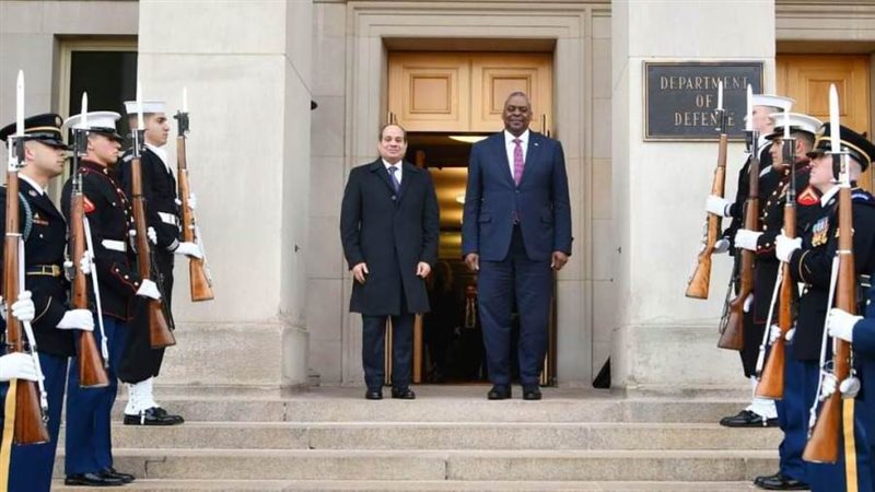 حرس الشرف يصطف لاستقبال