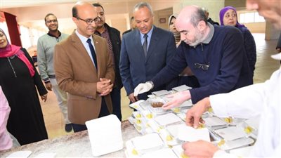 رئيس جامعة أسيوط في زيارة لطلاب المدينة الجامعية لتفقد أحوال الطلاب المغتربين
