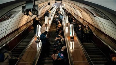 عودة محطات المترو للعمل وإعادة تسيير إمدادات المياه في كييف بعد الضربات الروسية