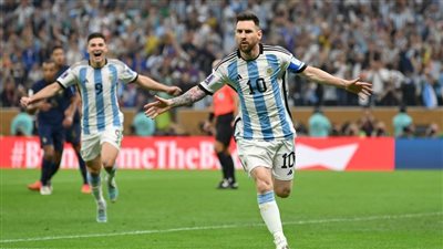 الأرجنتين تسير على نهج ميسي نحو اللقب الثالث وتتقدم على فرنسا بثنائية في الشوط الأول