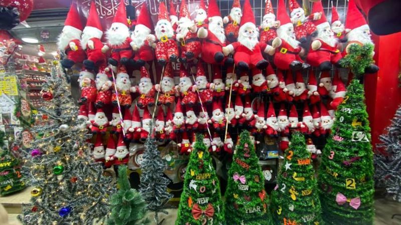 بابا نويل وأشجار