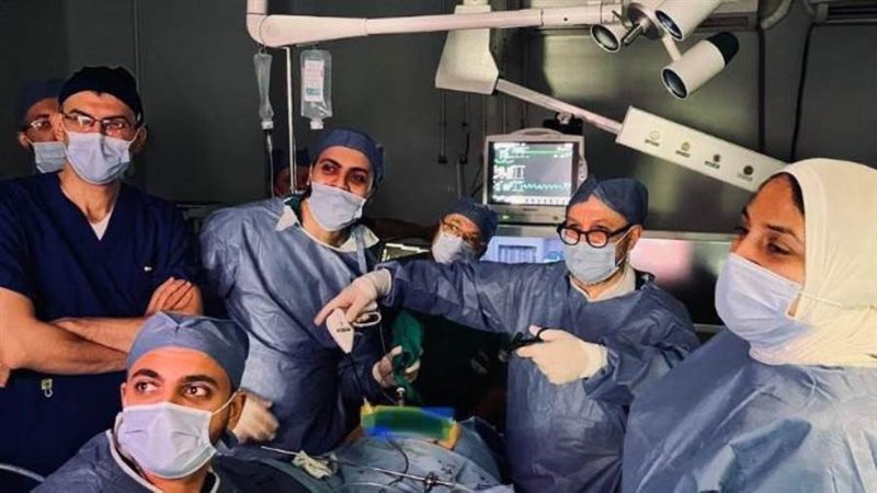 الخبير الأجنبي يتوسط