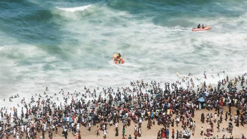 موجة قوية تقتل وتصيب