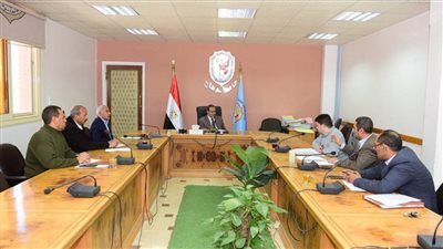 رئيس جامعة سوهاج يجتمع مع مجلس إدارة البرامج التكنولوجية بكلية التكنولوجيا والتعليم 