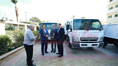 توزيع 6 سيارات نقل قمامة ضمن 17 سيارة للارتقاء بمنظومة النظافة بكفر الشيخ