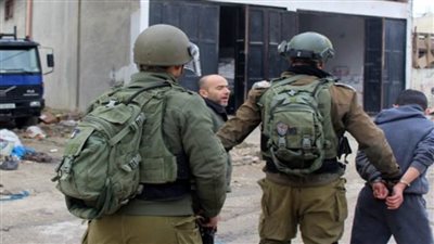 استشهاد فلسطيني واعتقال 12 آخرين من مناطق مُتفرقة بالضفة الغربية