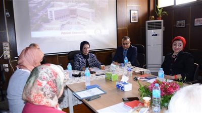 نائب رئيس جامعة أسيوط تترأس اجتماع لجنة المختبرات والأجهزة العلمية