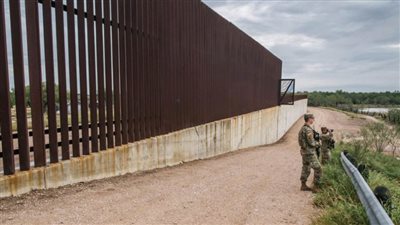 المحكمة العليا الأمريكية تبقي على إجراء فرضه ترامب للحد من الهجرة غير الشرعية