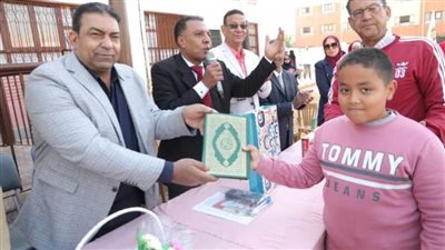 لحفظه القرآن الكريم:  وكيل وزارة التعليم  يهدي المصحف الشريف وجوائز مالية 
