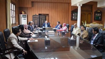 رئيس جامعة بني سويف يرأس اجتماعي 