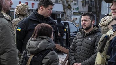 الرئيس الأوكراني يزور خط الجبهة في مدينة باخموت شرقي البلاد