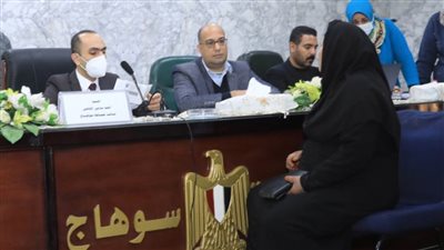 محافظ سوهاج ونائبه يستقبلان 143 مواطنًا لبحث مطالبهم وشكواهم 