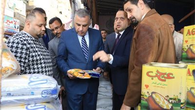محافظ سوهاج يتفقد معرض بيع السلع الغذائية وعددًا من المحال التجارية بحي غرب