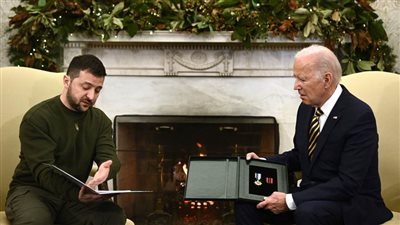 عاجل.. الرئيس الأوكراني يمنح نظيره الأمريكي صليب الجدارة العسكرية