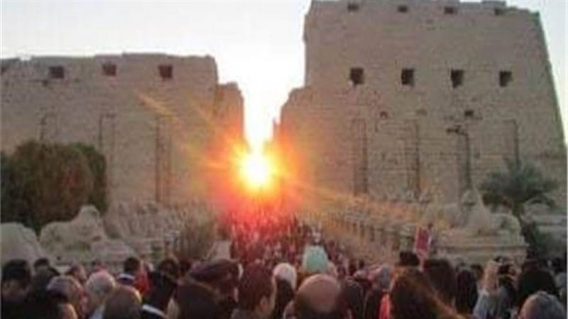 يشهدون ظاهرة تعامد