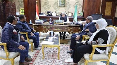 محافظ المنيا يبحث مع ممثلي التجار  الموقف التنفيذي لمنظومة ضبط الأسعار وتوافر السلع الغذائية