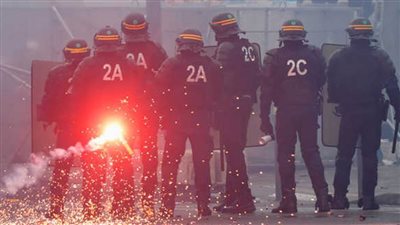 إصابة 30 شرطيًا واعتقال 11 شخصًا خلال أعمال شغب في باريس