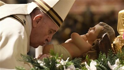 البابا فرنسيس يوجه رسالته إلى العالم في عيد الميلاد بحضور آلاف المؤمنين