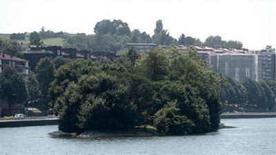 إسبانيا .. مصرع شخصين وفقدان 3 آخرين إثر سقوط حافلة في نهر